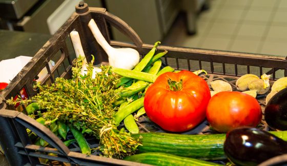 Restaurant l'Ecrin des saveurs en cuisine avec Thierry et ses légumes
