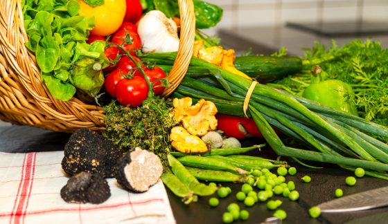 Restaurant l'Ecrin des saveurs en cuisine avec Thierry et ses légumes