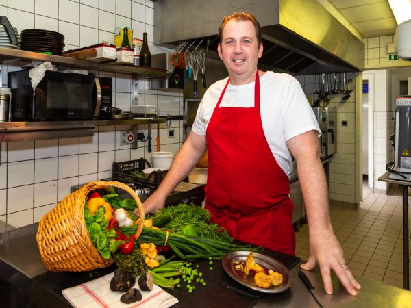 Restaurant l'Ecrin des saveurs en cuisine avec Thierry et ses légumes