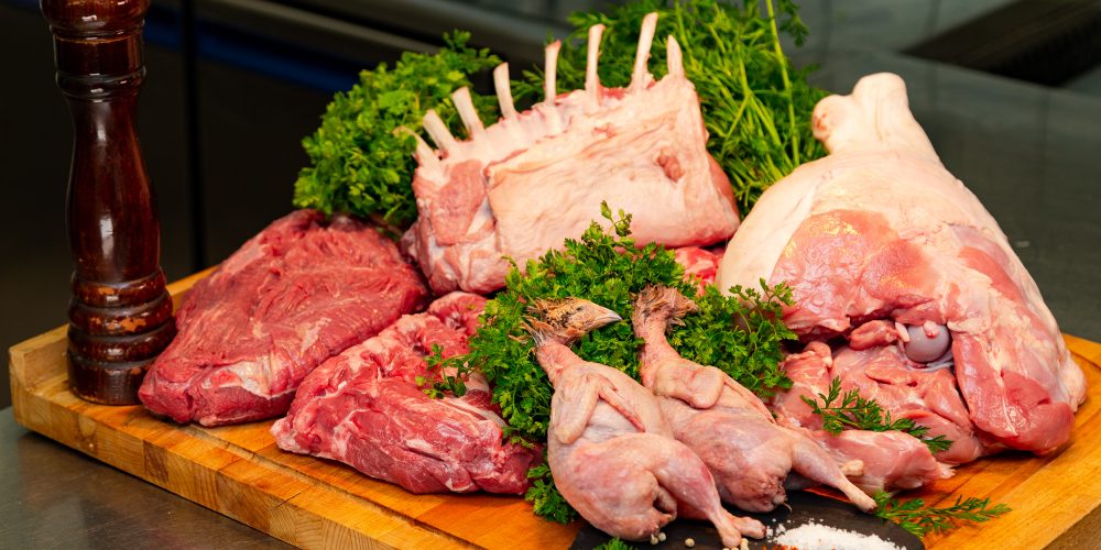 Restaurant l'Ecrin des saveurs en cuisine avec Thierry et ses viandes