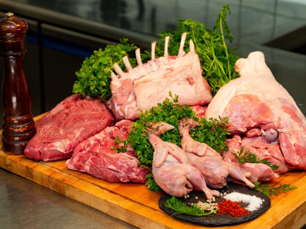 Restaurant l'Ecrin des saveurs en cuisine avec Thierry et ses viandes