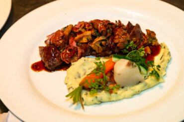 Restaurant l'Ecrin des saveurs en cuisine avec Thierry et ses viandes