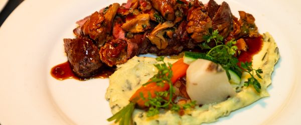 Restaurant l'Ecrin des saveurs en cuisine avec Thierry et ses viandes