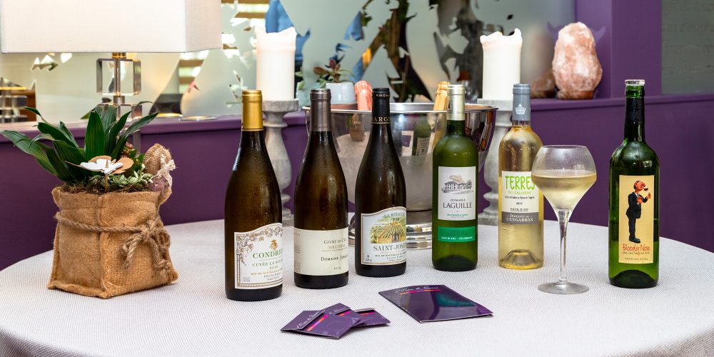 Restaurant l'Ecrin des saveurs en salle les vins rouges et blancs