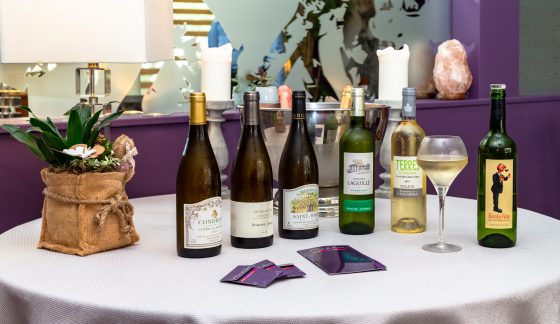 Restaurant l'Ecrin des saveurs en salle les vins rouges et blancs