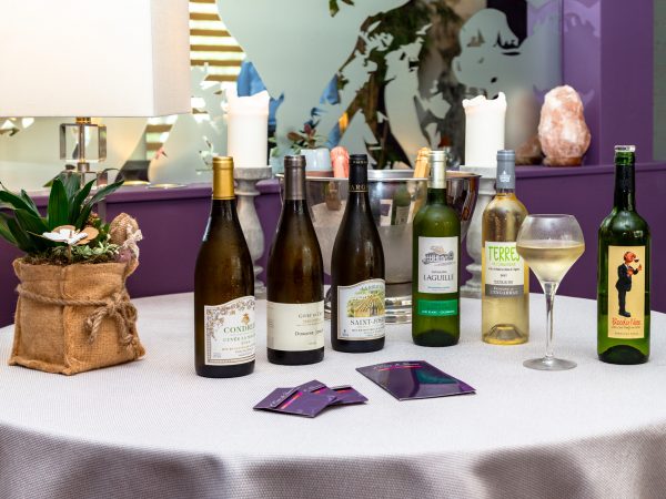 Restaurant l'Ecrin des saveurs en salle les vins rouges et blancs