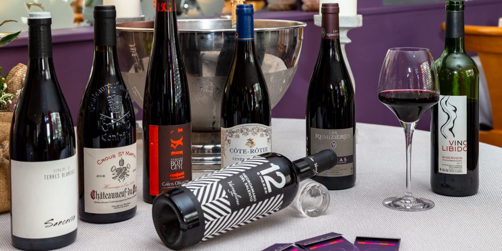 Restaurant l'Ecrin des saveurs en salle les vins rouges et blancs