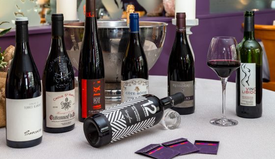 Restaurant l'Ecrin des saveurs en salle les vins rouges et blancs